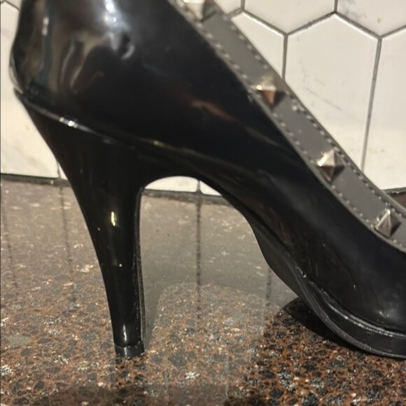 Suzy Shier Black Patent Studded Heels - Picture 6 of 8